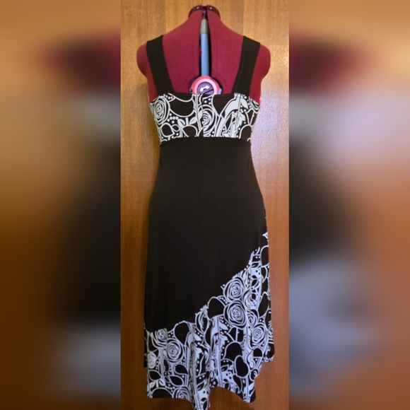 Elegant Brown and White Sleeveless Dress, Ptp 18'' to 23'' - Picture 5 of 8